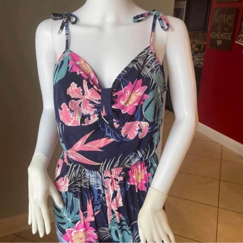 Blue New Women’s Floral Tropical Jumpsuit size Large
New with tags
Straps - Picture 5 of 6